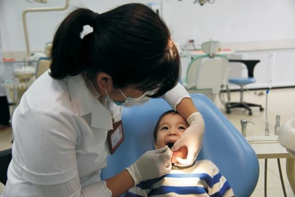 Vì sao không nên tự nhổ răng sữa cho trẻ