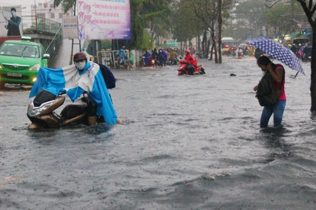 Vì sao xe tay ga nổ máy nhưng không chạy sau khi bị ngập nước