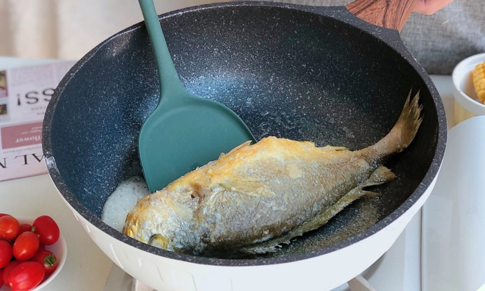 3 mẹo rán cá cực đỉnh dùng chảo gì cũng không sợ nát da vàng giòn tan thịt mềm ngọt mà chẳng sợ bắn dầu