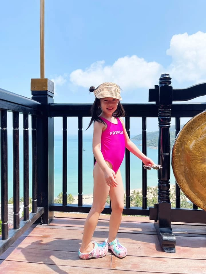 5 tuổi con gái á hậu việt nam lớn phổng phao diện bikini khoe chân dài nuột như mẹ