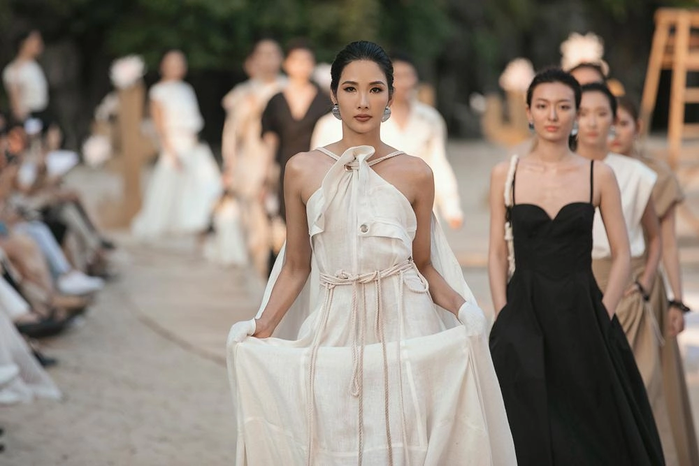 Á hậu hoàng thùy đẹp như nữ thần sải bước catwalk giữa đại dương bao la