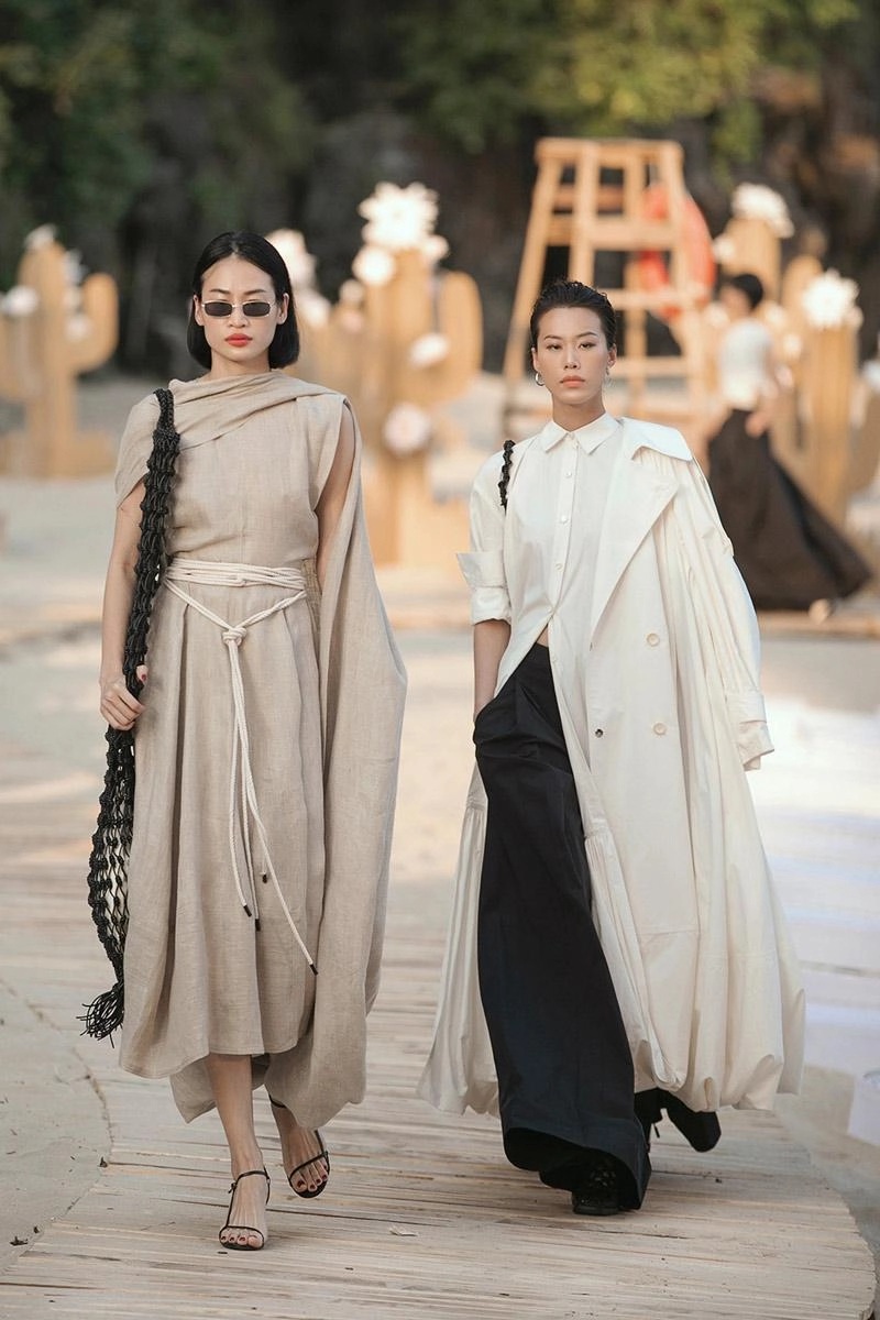 Á hậu hoàng thùy đẹp như nữ thần sải bước catwalk giữa đại dương bao la