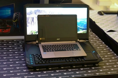 Acer predator 21x laptop chơi game màn hình cong đầu tiên