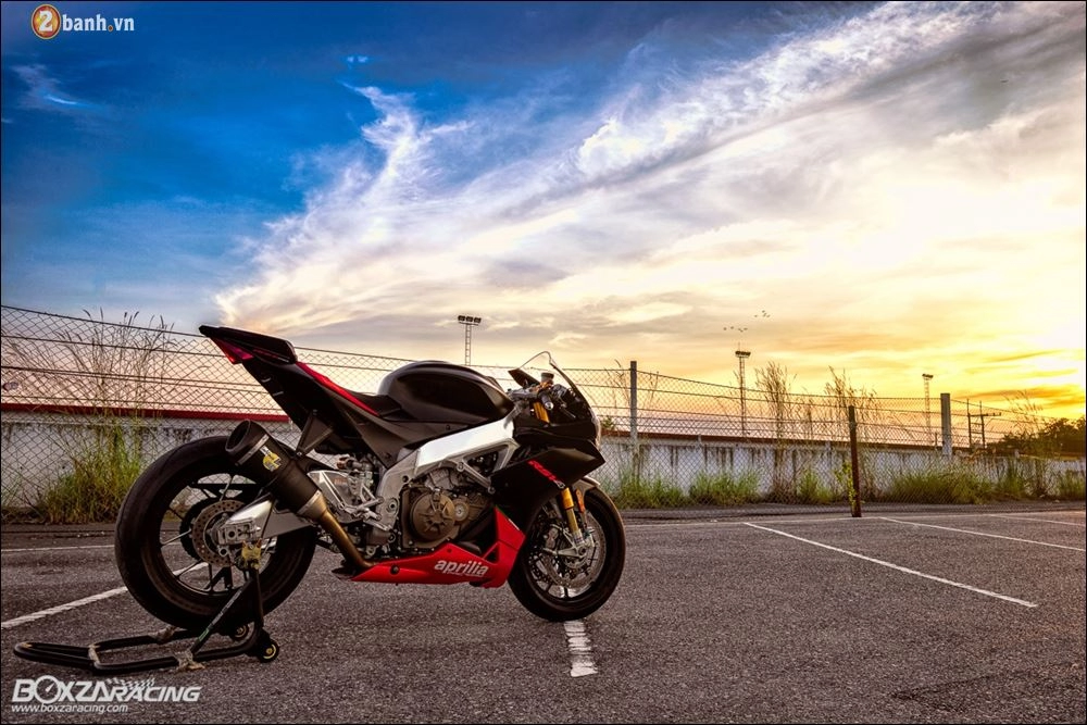 Aprilia rsv4 siêu mô tô đường phố hòa mình trong chiều hoàng hôn ảo mộng