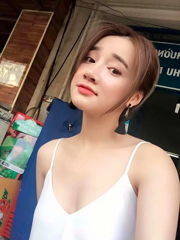 Bà xã trường giang và loạt váy khoe vòng 1 đầy đặn nhuận sắc sau khi sinh