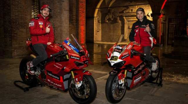 Bản sao xe đua panigale v4 ăn mừng danh hiệu motogp và wsbk của ducati