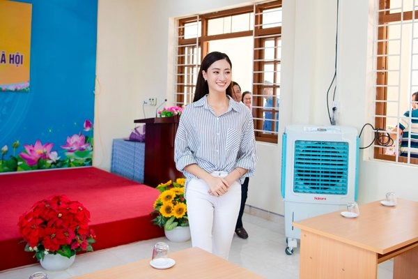 Bằng chứng cho thấy hoa hậu lương thuỳ linh đích thị là thiên thần áo trắng mới của vbiz