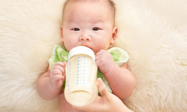 Bảo quản không đúng cách sữa tiền triệu không vứt đi con uống cũng nguy hiểm tính mạng
