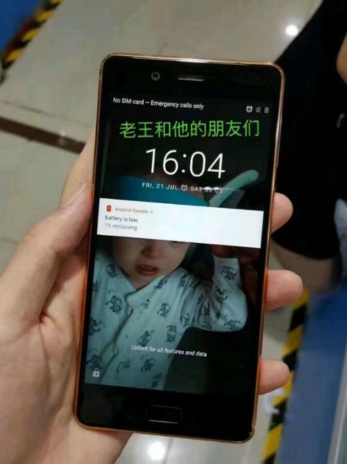 Bất ngờ xuất hiện phiên bản nokia 8 màu vàng đồng