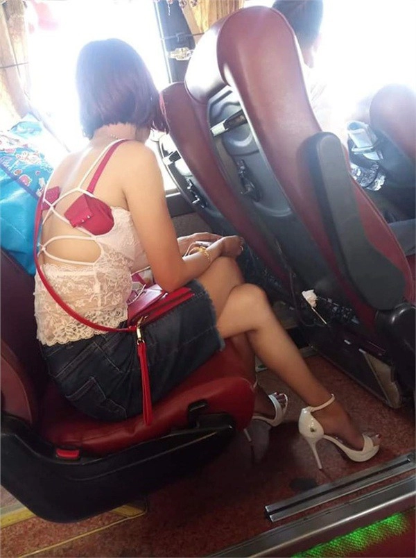 Bắt xe khách về quê cô gái khiến người ngồi cạnh cũng ngượng chín mặt vì áo lót bung cúc