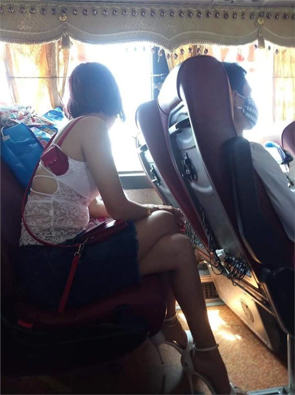 Bắt xe khách về quê cô gái khiến người ngồi cạnh cũng ngượng chín mặt vì áo lót bung cúc