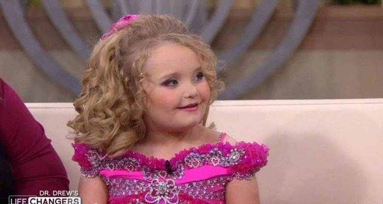 Bé gái 6 tuổi đăng quang hoa hậu nhí xinh đẹp nhất thế giới gây tiếc nuối khi dậy thì không thành công