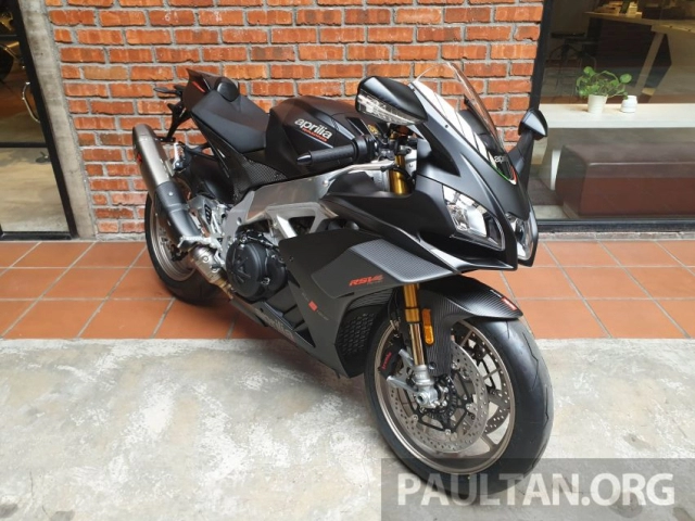 Bmw s1000rr 2019 vs aprilia rsv4 1100 ai sẽ là kẻ chiến thắng trong cự li 402 mét