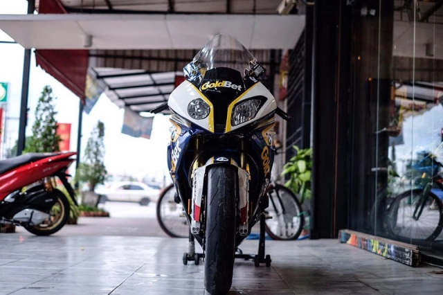 Bmw s1000rr diện vừa đủ ngầu với bộ áo goldbet