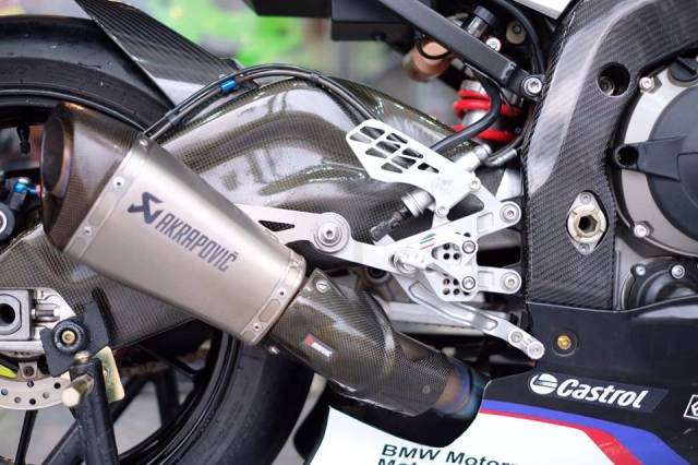 Bmw s1000rr diện vừa đủ ngầu với bộ áo goldbet