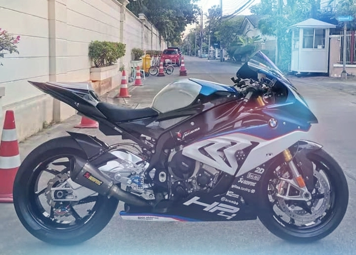 Bmw s1000rr độ bóng bẩy trong diện mạo full đồ chơi