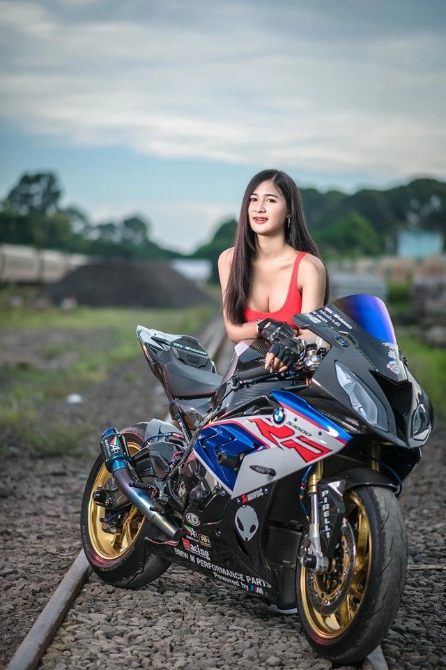 Bmw s1000rr độ cực chất đọ dáng siêu ngầu cùng hot girl