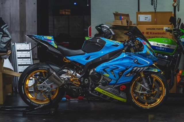 Bmw s1000rr độ long lanh dưới ánh đèn đường phố tại bangkok