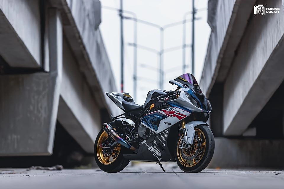 Bmw s1000rr độ siêu đỉnh khoe dáng đầy hấp dẫn dưới gầm cầu