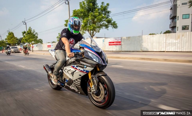 Bmw s1000rr độ siêu khủng với phong cách hp4 race đón giáng sinh cùng người em bmw c650