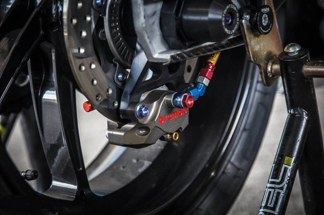 Bmw s1000rr mãn nhãn với bộ cánh sặc mùi carbon