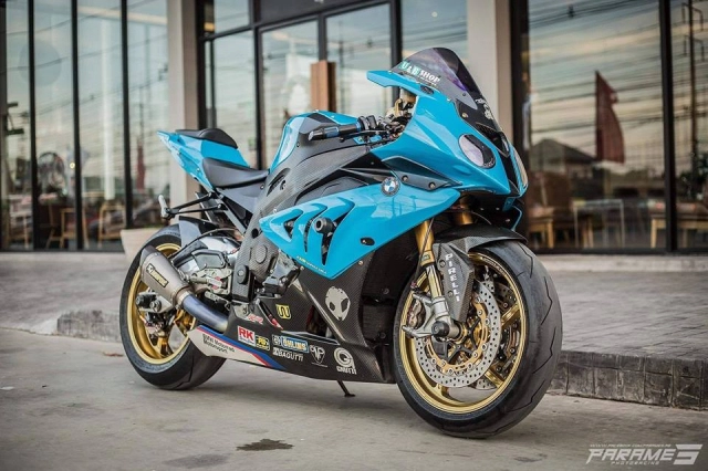 Bmw s1000rr thế hệ đầu tạo dáng chuyên nghiệp trên đường phố thailand