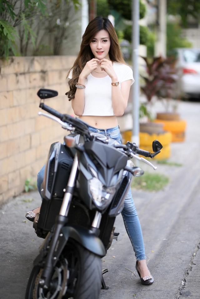 Bóng hồng sexy thailand cưỡi honda cb650f mang vẻ đẹp khó cưỡng