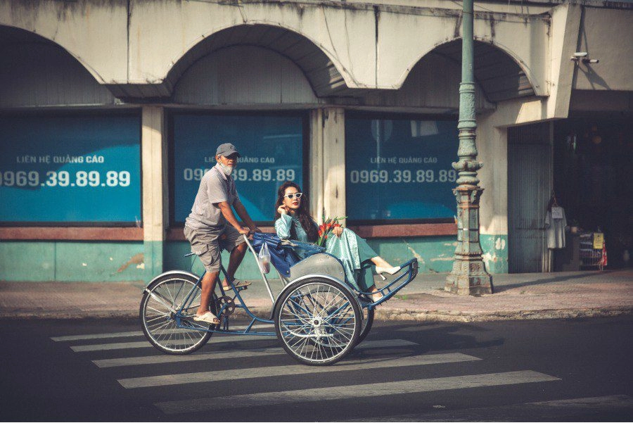 Cả vbiz xúng xính áo dài đón tết vân trang thương ngày nắng về chưa thương nhớ bằng cẩm đan