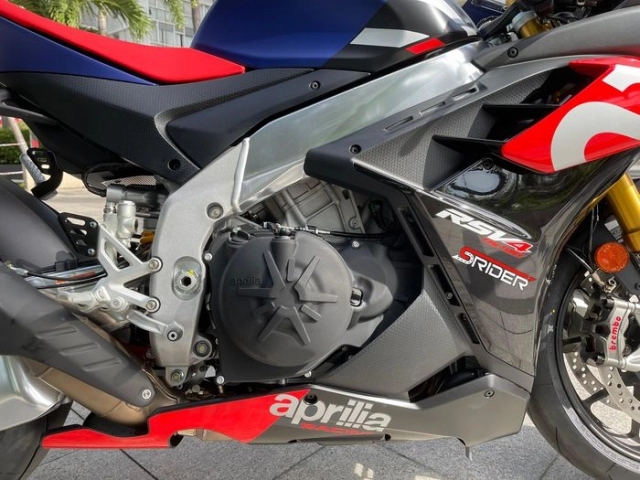 Cận cảnh aprilia rsv4 factory 2021 đầu tiên tại việt nam