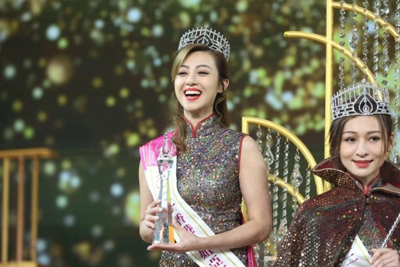 Cận cảnh đôi chân hàng hiếm dài 1m19 của tân hoa hậu hong kong 2022