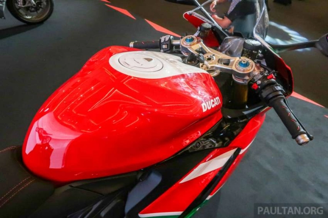 Cận cảnh phiên bản đặc biệt ducati panigale v2s bayliss và scrambler 1100 tribute pro