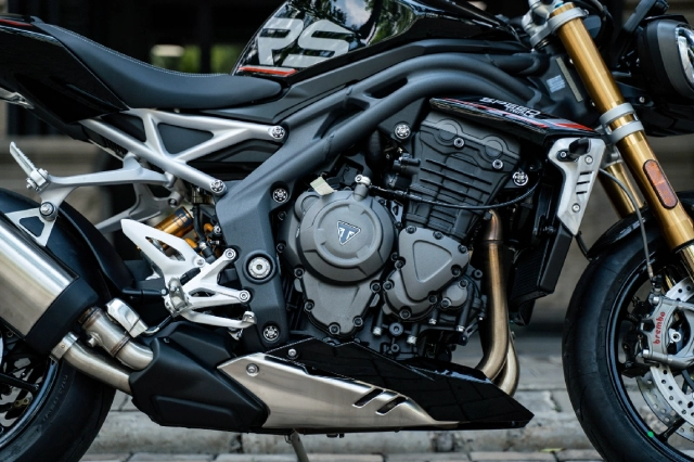 Cận cảnh triumph speed triple 1200 rs 2021 có giá gần 570 triệu đồng tại vn