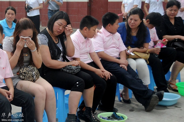 Cảnh hàng trăm học sinh quỳ lạy rửa chân cho cha mẹ gây xúc động mạnh