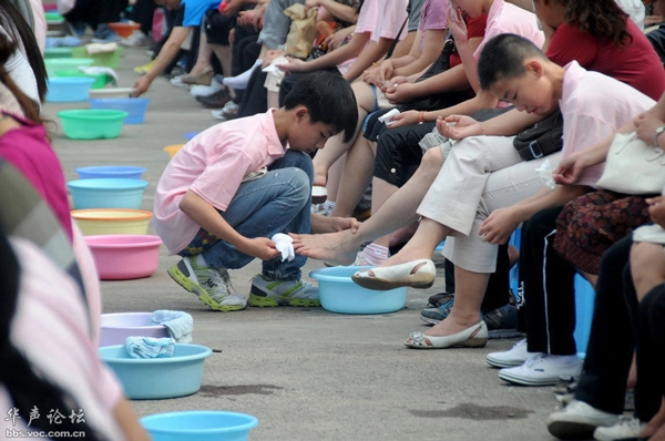 Cảnh hàng trăm học sinh quỳ lạy rửa chân cho cha mẹ gây xúc động mạnh