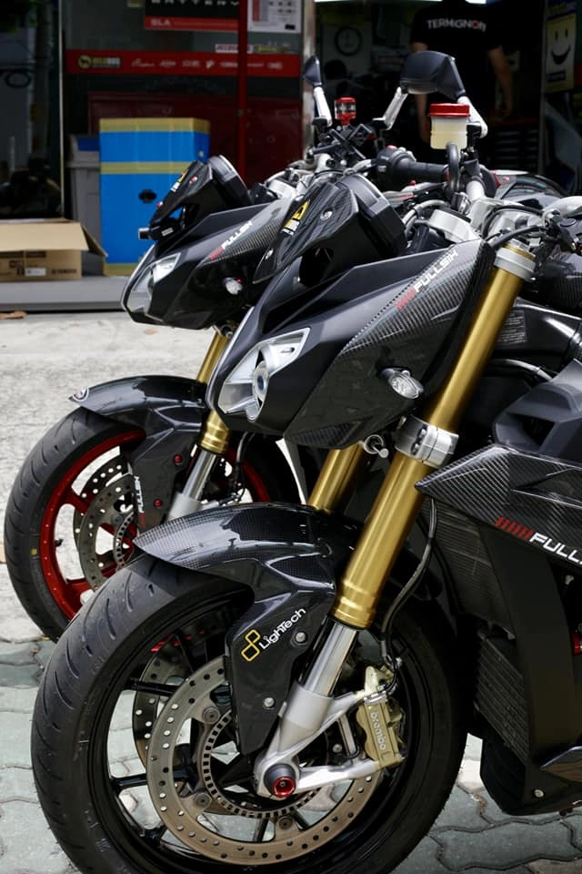 Cặp đôi bmw s1000r mắt lé diện kiến với trang phục fullsix carbon