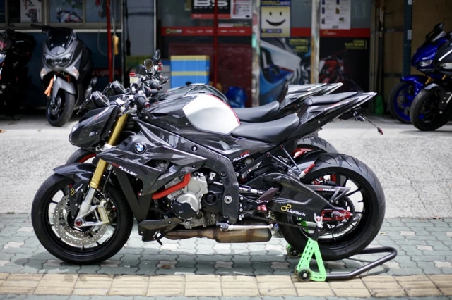 Cặp đôi bmw s1000r mắt lé diện kiến với trang phục fullsix carbon