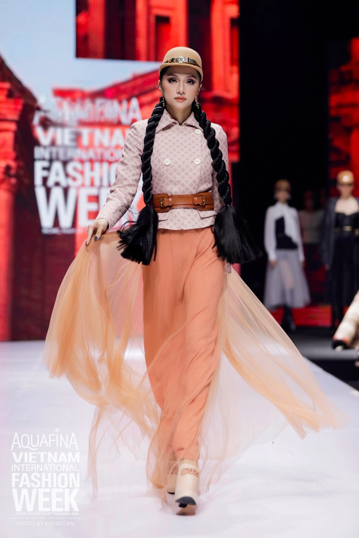 Catwalk như sóng đánh hương giang bị chê thiếu tôn trọng ntk chìm nghỉm với hà anh và lan khuê