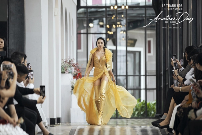 Catwalk xuất thần vũ ngọc anh làm khuấy động sàn diễn show another day giữa sa pa