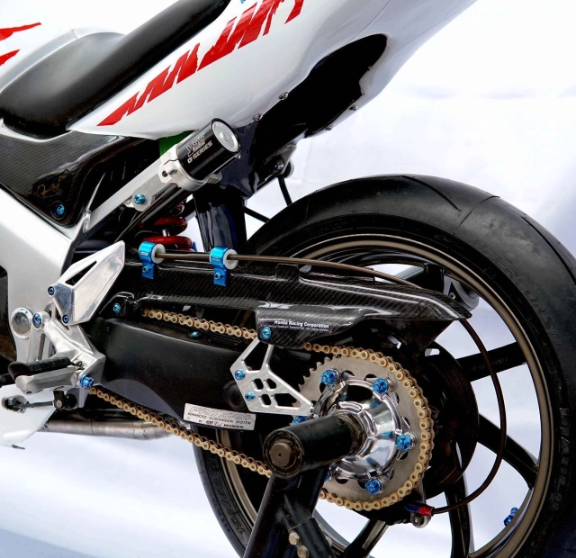 Cbr150r hóa thành siêu phẩm với dàn chân lai tạp nhiều dòng xe