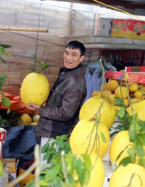 Chàng trai khoe được tặng bưởi khủng thờ tết dân mạng được phen bóc mẽ sự thật