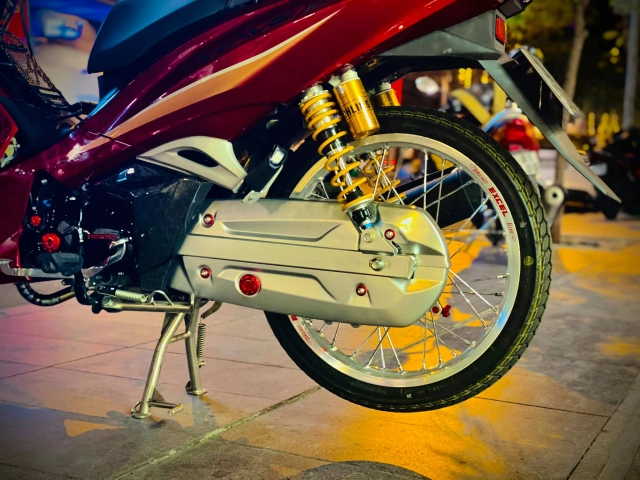 Chàng wave 125 đỏ nổi bật trong bộ ảnh đêm