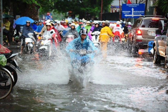 Chạy xe máy dưới trời mưa và những sai lầm tai hại