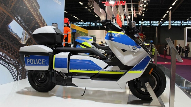 Chi tiết bmw ce 04 và f900 xr phiên bản police