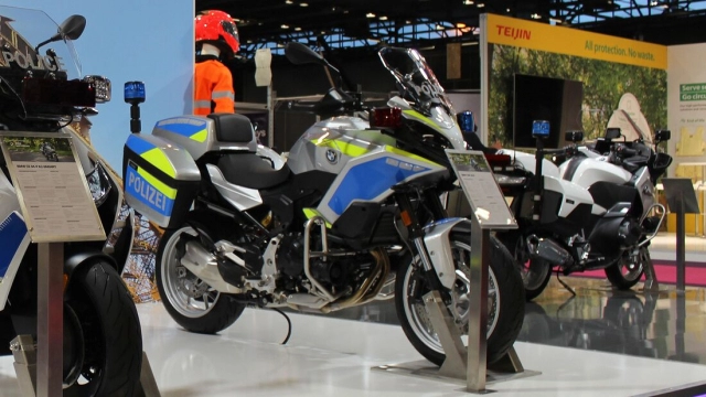 Chi tiết bmw ce 04 và f900 xr phiên bản police