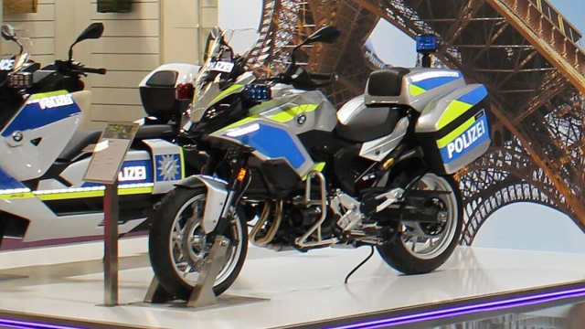 Chi tiết bmw ce 04 và f900 xr phiên bản police