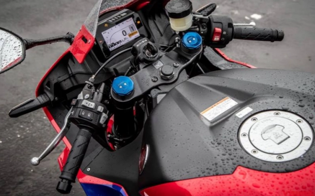 Chi tiết cbr600rr 2021 bổ sung gói tùy chọn quickshifter