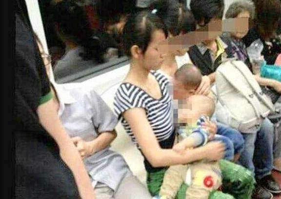 Cho con bú ngay trên tàu điện mẹ bỉm sữa bị chụp lén gây tranh cãi