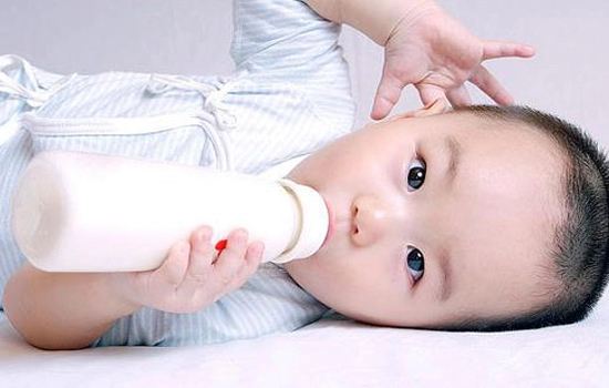 Cho con uống sữa kiểu này bảo sao không có chất dinh dưỡng lại hay đau bụng