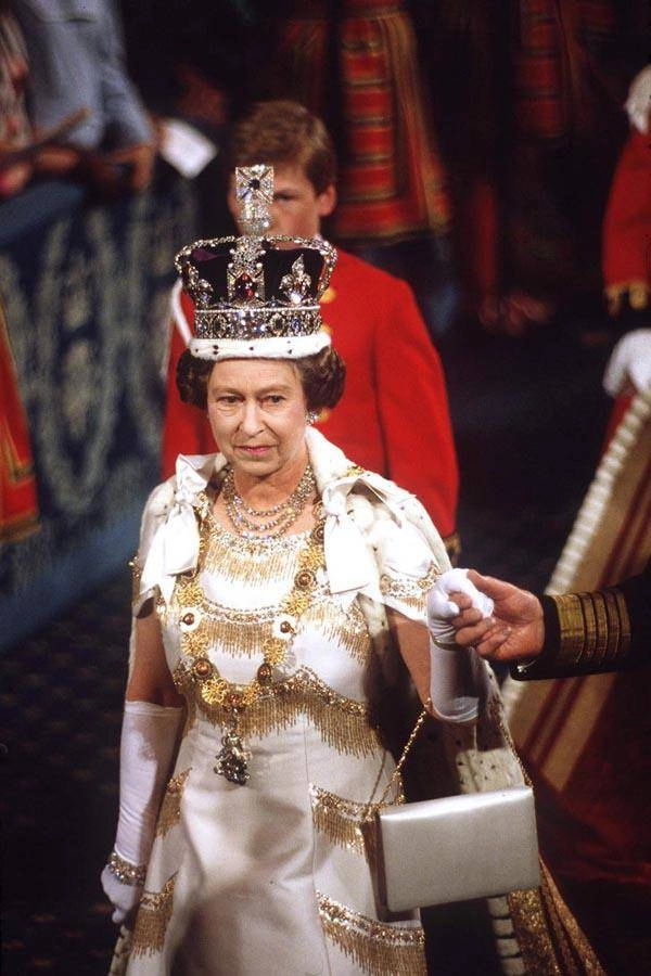 Choáng với bộ sưu tập vương miện và trang sức xa hoa của nữ hoàng elizabeth ii