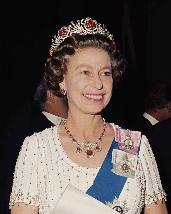 Choáng với bộ sưu tập vương miện và trang sức xa hoa của nữ hoàng elizabeth ii